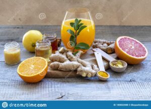 Zumo de limon con curcuma y jengibre y de.naranja